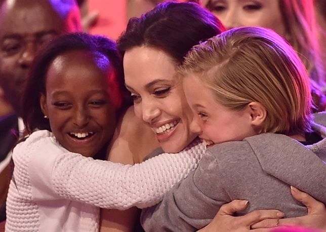 Angelina Jolie reaparece tras su operación junto a sus hijas Siloh y Zahara