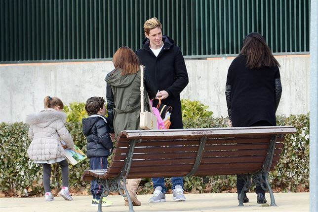 Fernando Torres, un auténtico padrazo con sus pequeños en el cole