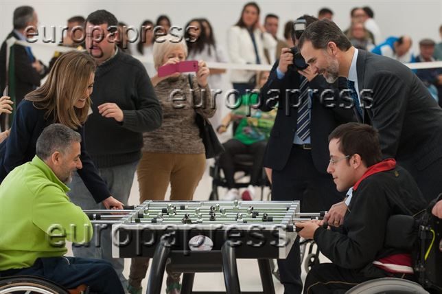 Las fotos más emotivas de los Reyes Felipe y Letizia en el hospital de parapléjicos de Toledo