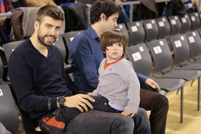Piqué y Milán disfrutan del baloncesto mientras Shakira cuida de Sasha