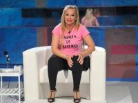 Andrea, una seguidora más, defiende con uñas y dientes a su madre Belén Esteban