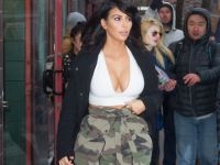 Kim Kardashian deslumbra con su singular estilo 'army chic'