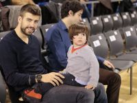 Piqué y Milán disfrutan del baloncesto mientras Shakira cuida de Sasha
