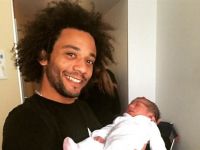 Marcelo posa feliz con su sobrina recién nacida