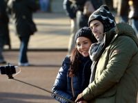 ¡No al palo-selfie! Prohibido en museos y estadios, descubre por qué
