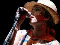 Scarlett Johanson, sexy actriz y sexy cantante con su nuevo grupo The Singles