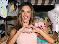 Alessandra Ambrosio, sexy y divertida, presenta los bikinis push up de Victoria's Secret
