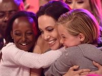 Angelina Jolie reaparece tras su operación junto a sus hijas Siloh y Zahara