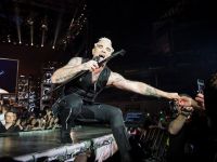 Robbie Williams arrasa en Barcelona y vuelve a recordar al Germanwings