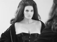 Candice Huffine: las curvas seducen abril en el calendario Pirelli