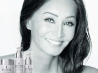 Isabel Preysler, y su pastillero de vitaminas, con ella siempre