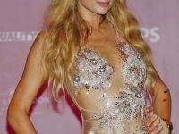 Paris Hilton muy sexy, luce transparencias en Ibiza