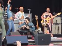 Video: Lenny Kravitz y otros descuidos vergonzosos en plena actuación
