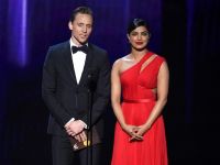 Tom Hiddleston y Priyanka Chopra flirtean en la fiesta de los Emmy