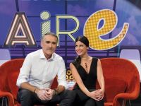 Juan y Medio y Ares Teixidó te ayudan a encontrar el amor en 'El amor está en el aire'