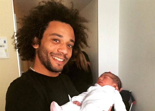 Marcelo posa feliz con su sobrina recién nacida