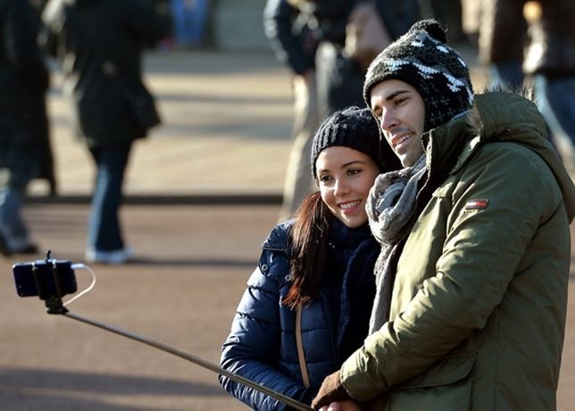 ¡No al palo-selfie! Prohibido en museos y estadios, descubre por qué