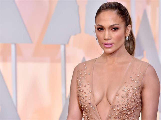 Oscar 2015: Jennifer Lopez, la reina de los escotes hasta el ombligo