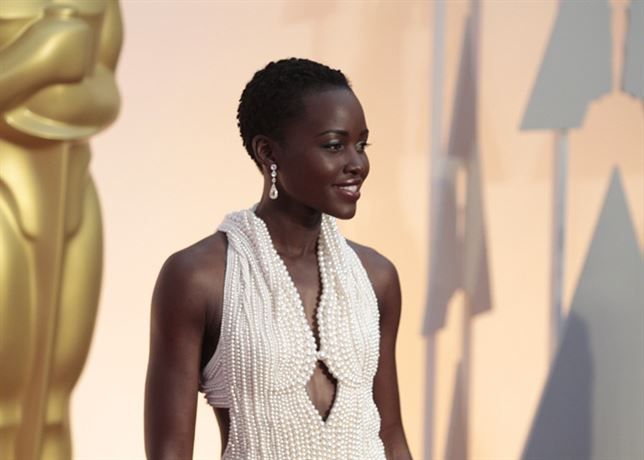 Lupita Nyong'o, 6.000 perlas para vestir su cuerpo en los Oscar 2015