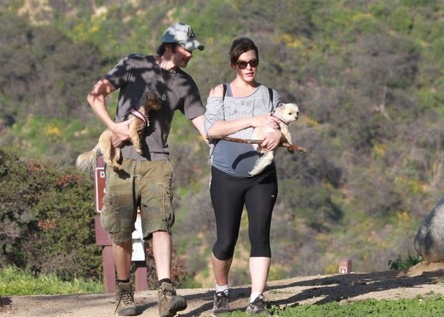 Milla Jovovich anda 10 km al final del embarazo, ¿Provocando el parto?