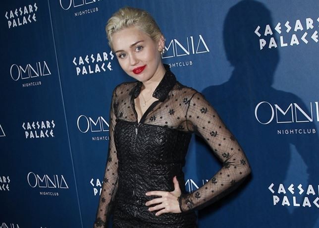 Miley Cyrus se lo pasa en grande en Las Vegas entre rumores de crisis de pareja