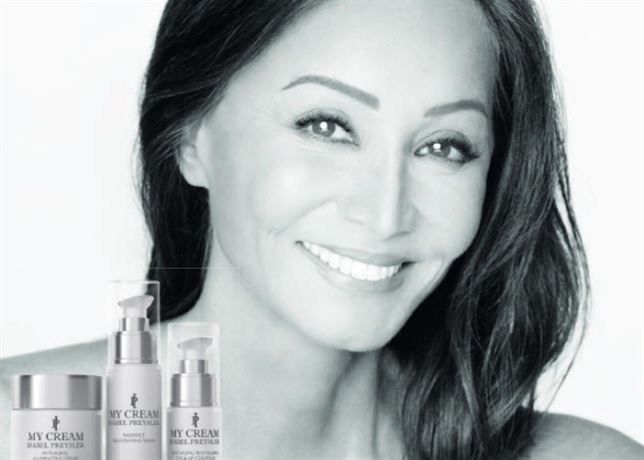 Isabel Preysler, y su pastillero de vitaminas, con ella siempre