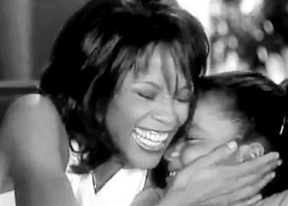 Whitney Houston y Bobbi Kristina, mismo calvario del maltrato y la droga