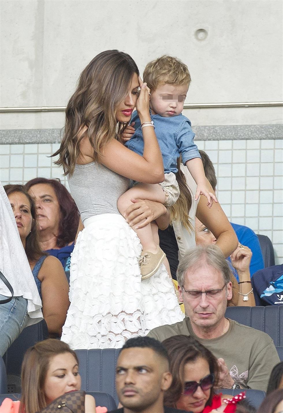 Sara Carbonero y su look para el fútbol en Oporto