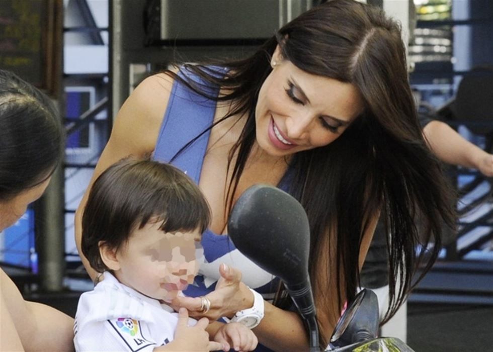 Pilar Rubio, espectacular, se deshace en cuidados para su hijo Sergio