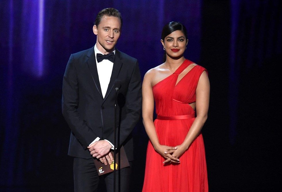 Tom Hiddleston y Priyanka Chopra flirtean en la fiesta de los Emmy